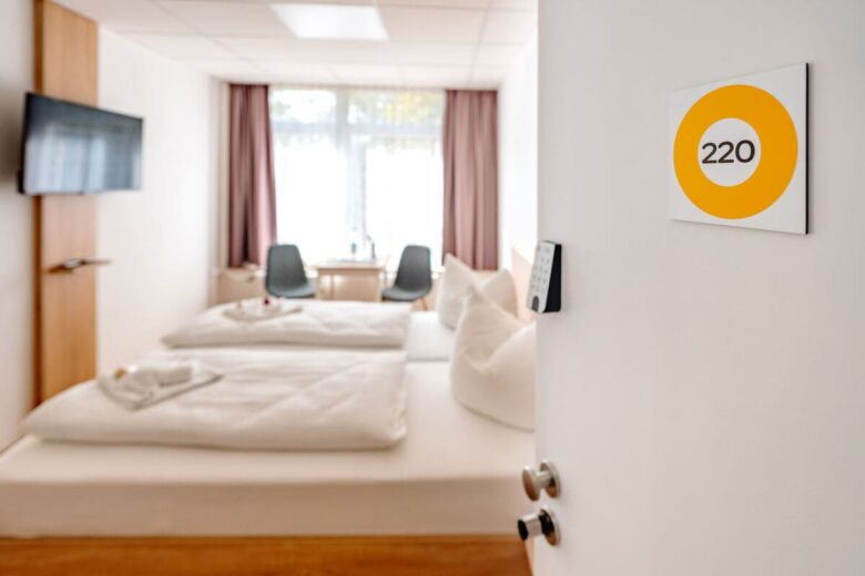 Sonnenschein Apartments Doppelzimmer Eingangstür Zimmer Nr. 220