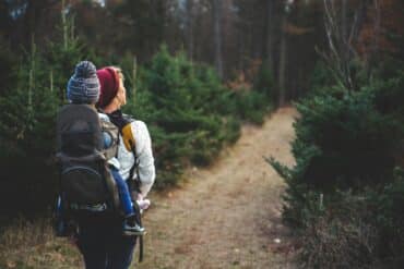 Wandern im Eichsfeld - Frau mit Kind auf dem Rücken in einer Tragetasche